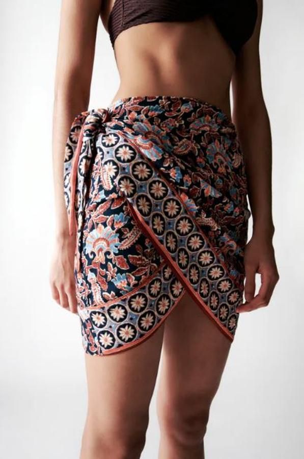 Falda-pañuelo: el truco de estilo que todas van a lucir este verano